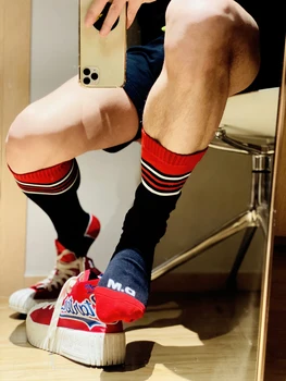 أزياء حمراء فريدة من نوعها تصميم مخطط الجوارب مثير مثلي الجنس من أعلى إلى أسفل الرجال النايلون الرياضية أنبوب طويل كرة القدم الجوارب مريحة